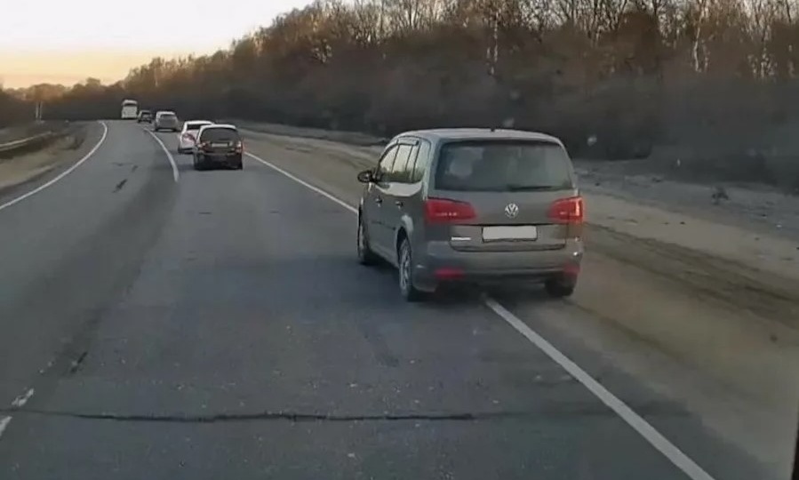 Зачем нужна сплошная линия на обочине справа и можно ли её пересекать. Каверзные нюансы ПДД