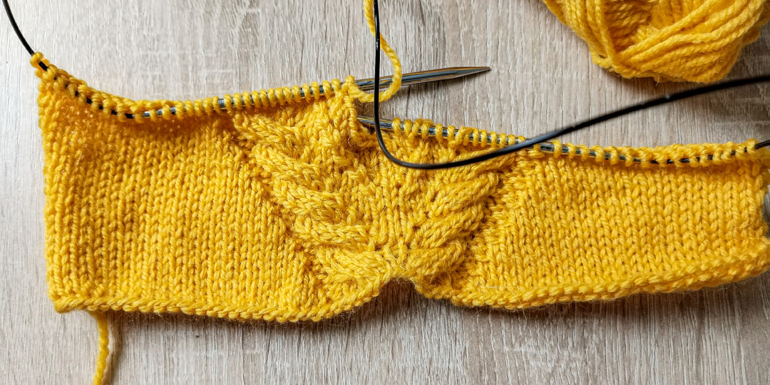 Коса на вырезе: два способа превратить V-горловину интересней