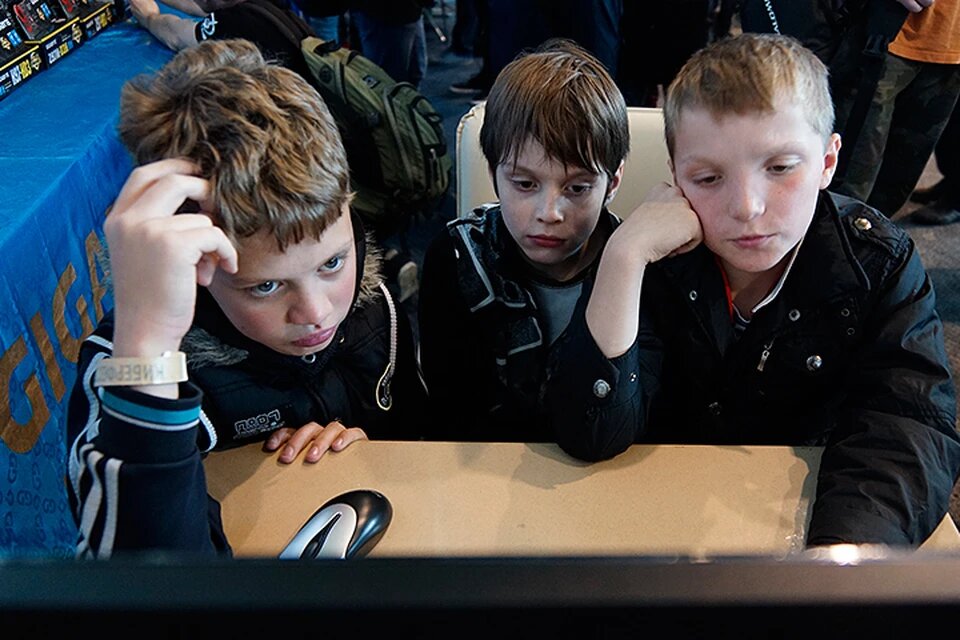 Телевизор дети сейчас не смотрят, зато с удовольствием заглядывают в экран компьютера. Фото: Алексей БУЛАТОВ