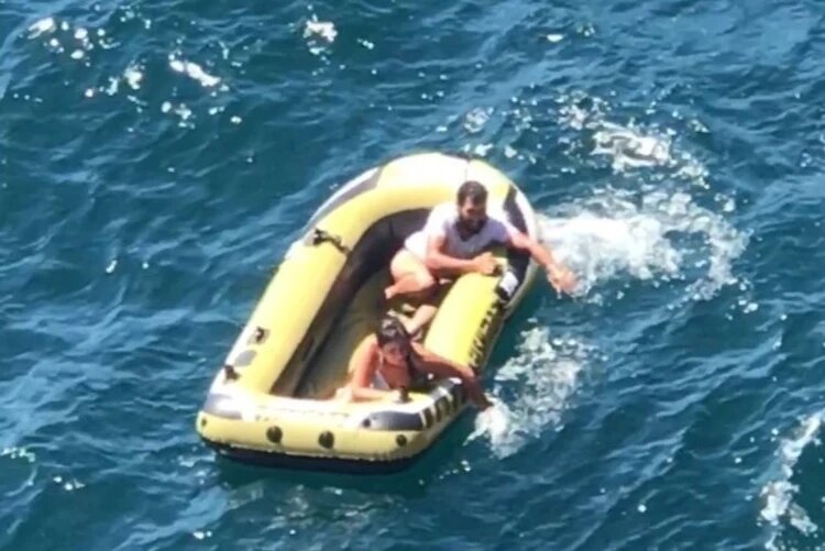 Одному Богу известно, что пережила это пара, когда пыталась спастись в море.