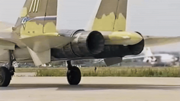 Поворотные сопла Су-37 