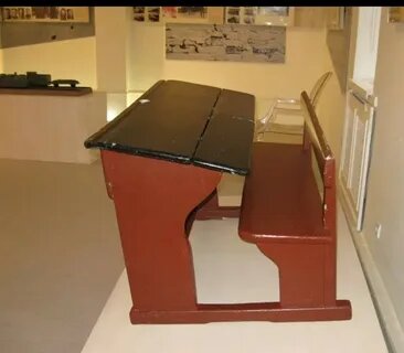 Помните, в древности были вот такие парты с откидывающимися крышками? Изображение из Сети