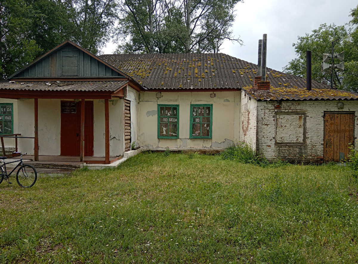 На снимке здание школы. Постройка из дерева 1936г. В настоящее время используют под сельский клуб. 