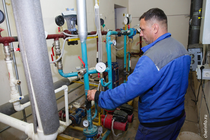    Сегодня дома начали подключать к теплу. В течение трех дней сантехслужбы УК и ТСЖ будут подавать теплоноситель в квартиры по графику.