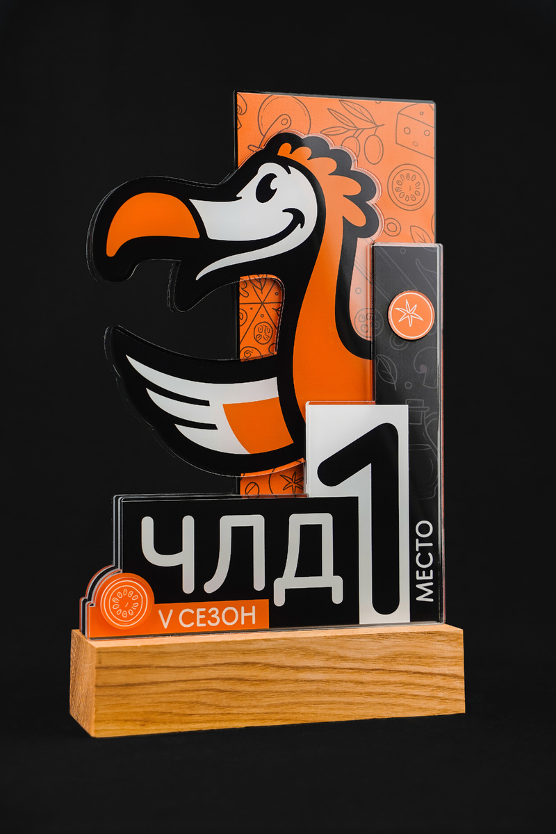 Выполнено из акрила (оргстекло), основание - дерево