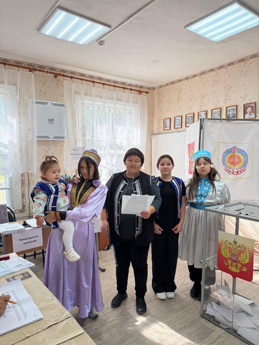 Жители активно участвовали в избирательном процессе, что подтверждается высоким уровнем явки.