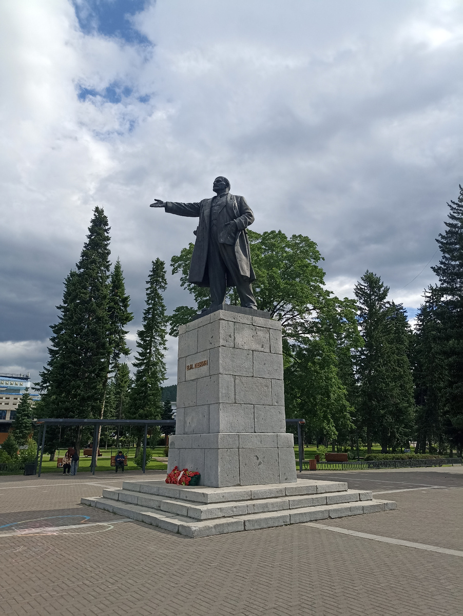 Памятник В. И. Ленину на центральной площади Горно-Алтайска