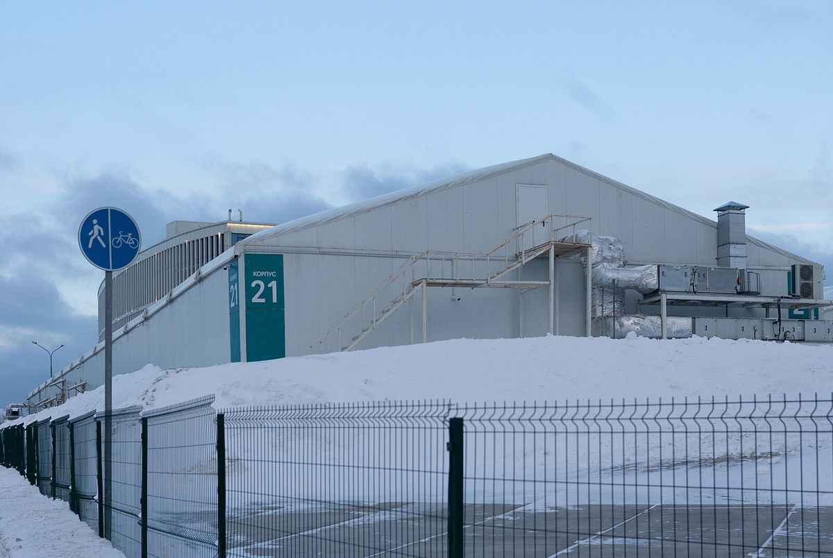 Коммунарка: новый корпус многопрофильного клинического центра (опорный COVID-госпиталь Москвы). Источник: © Artem Svetlov, CC BY 4.0 (Wikimedia Commons).