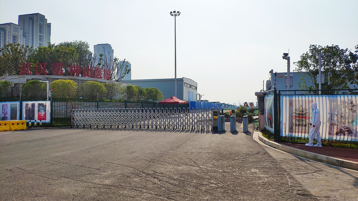 Wuhan Leishenshan Hospital (ворота комплекса) — символ модульной сборки и потоковой строительно-монтажной логистики на пике пандемии. Источник: © Painjet, CC BY-SA 4.0 (Wikimedia Commons).