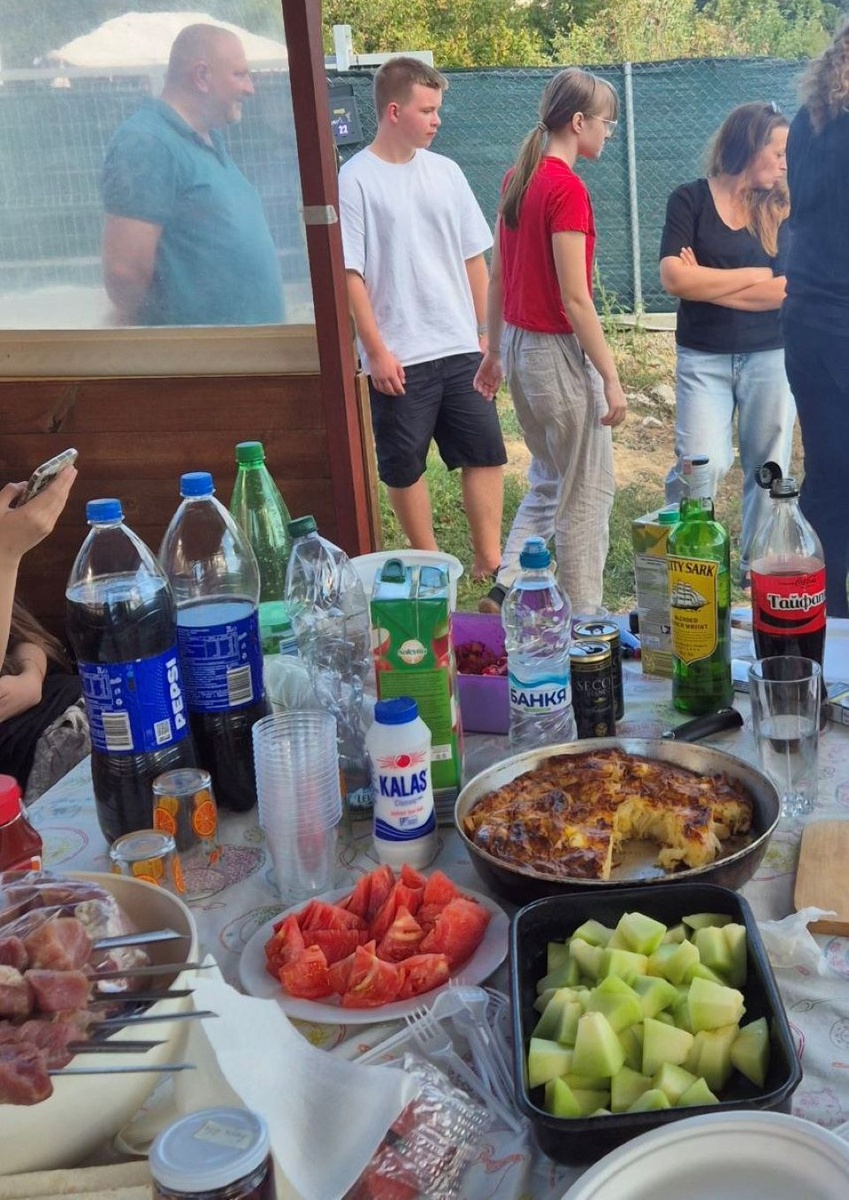 Нехитра закусь на фоне дискуссии об непргорающих углях.