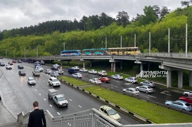    Утро кемеровчан началось волнительно: людей мгновенно облетела новость о ДТП и жуткие кадры, на которых трамвай на огромной скорости летит по путям Фото: АиФ/ Анна Городкова