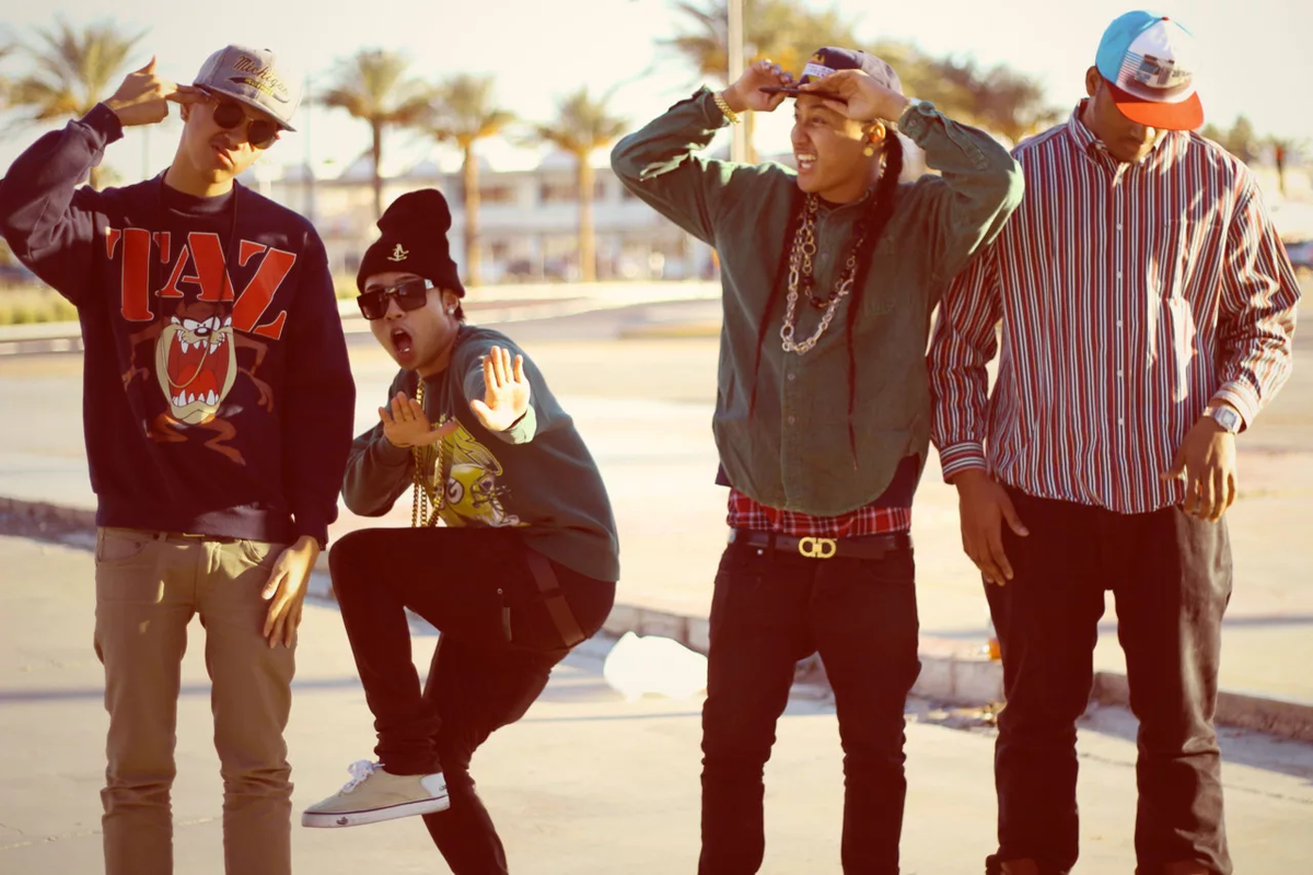 Сваг — это стиль, сочетающий уличную моду, спортивный стиль и элементы роскоши, с яркими принтами, массивными аксессуарами и брендовой одеждой, отражающий уверенность в себе и желание выделиться