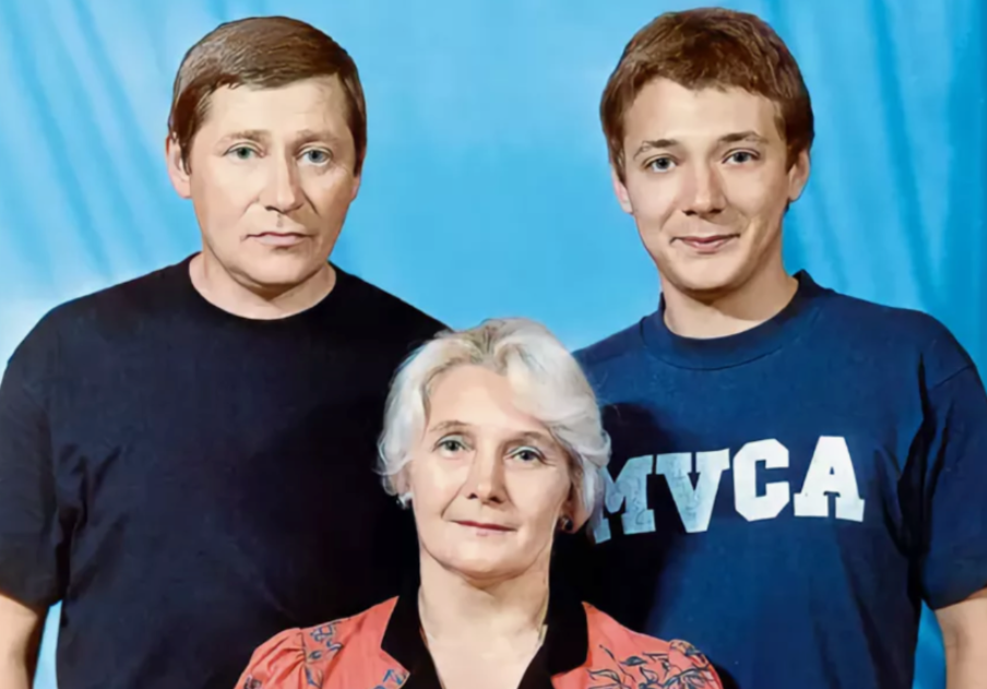 Ян с родителями