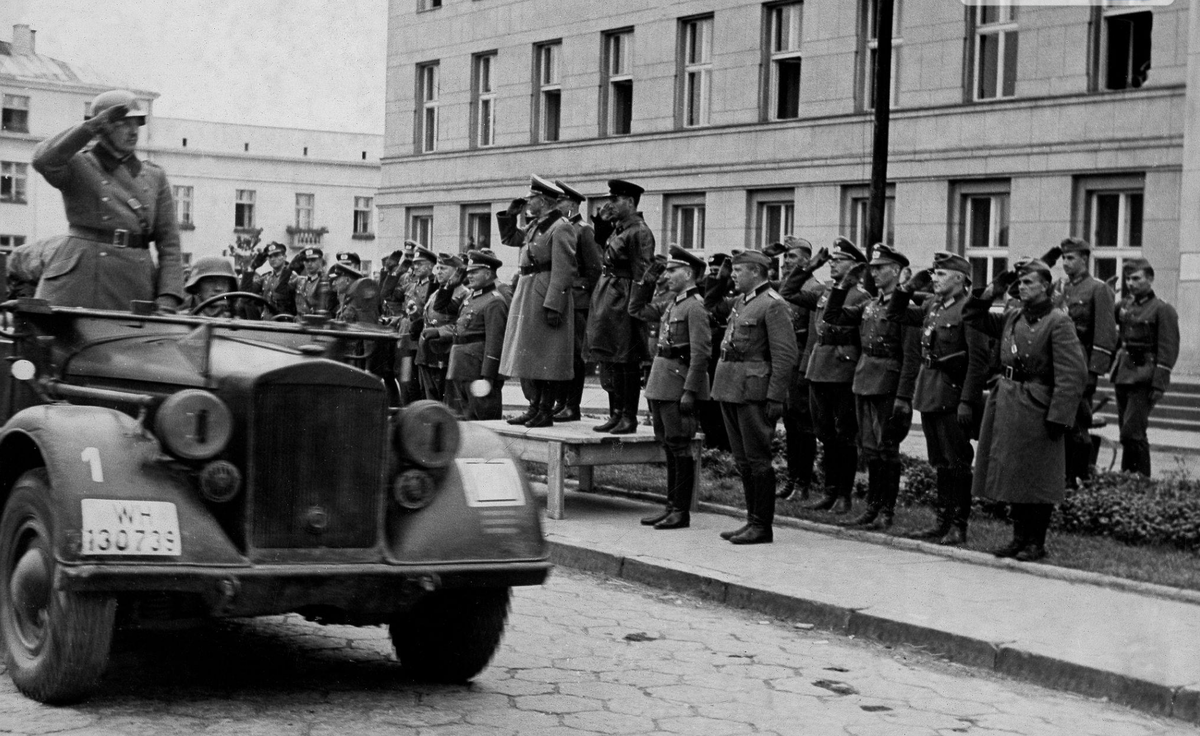 Генералы Кривошеин и Гудериан принимаю совестный военный парад