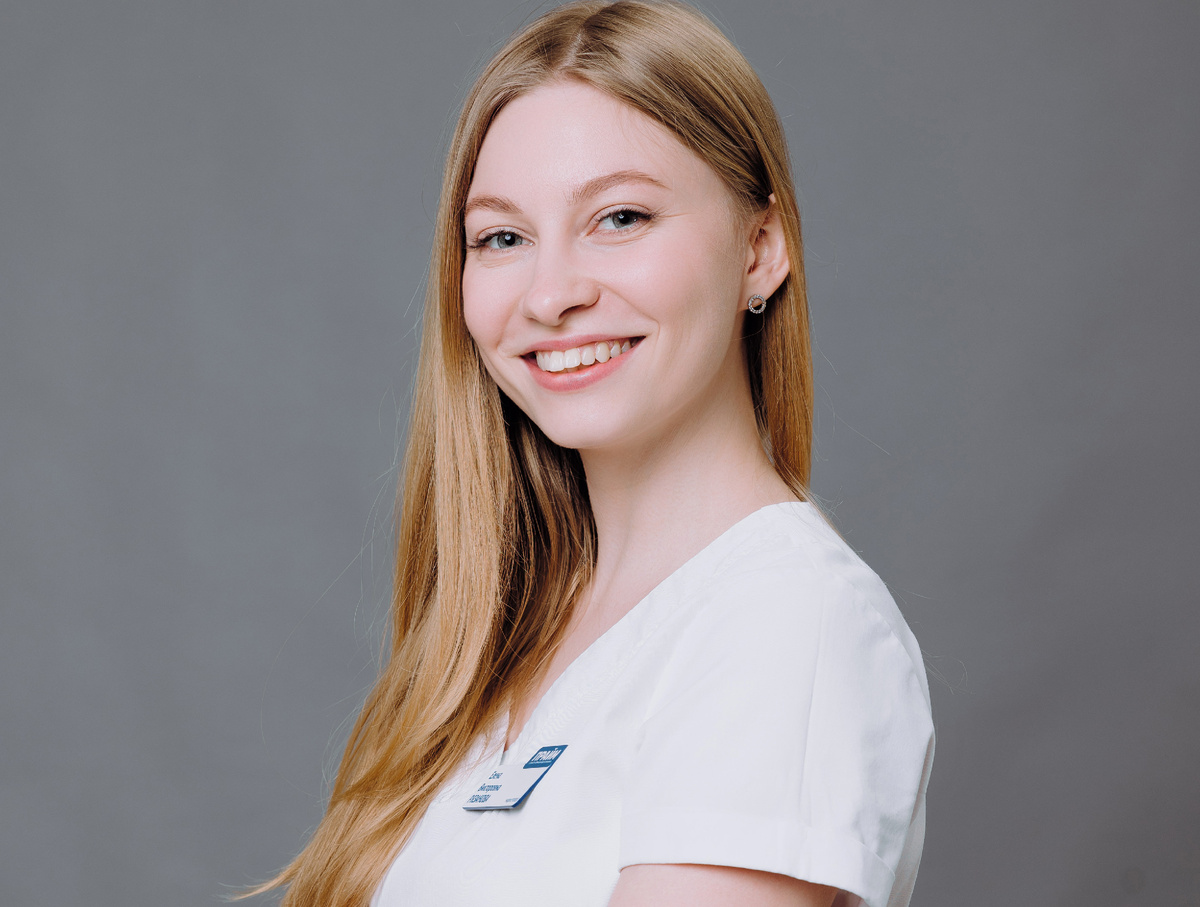 Николь Александровна также специализируется на лечении под микроскопом. 