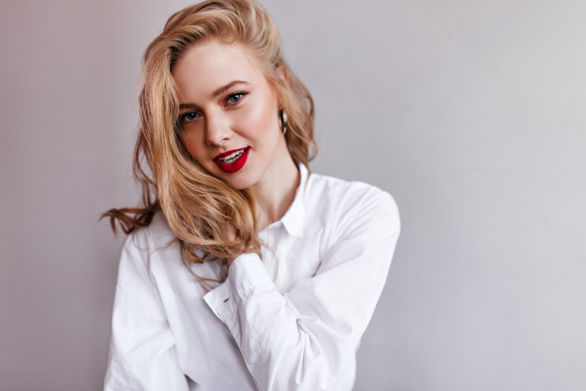Изображение от freepik: https://ru.freepik.com/free-photo/gorgeous-woman-white-shirt-glamorous-blonde-girl-posing-light-wall_12609549.htm#from_element=cross_selling__photo#uuid=4ec0ef08-4e26-42e9-a701-78dcebc6767a?log-in=google