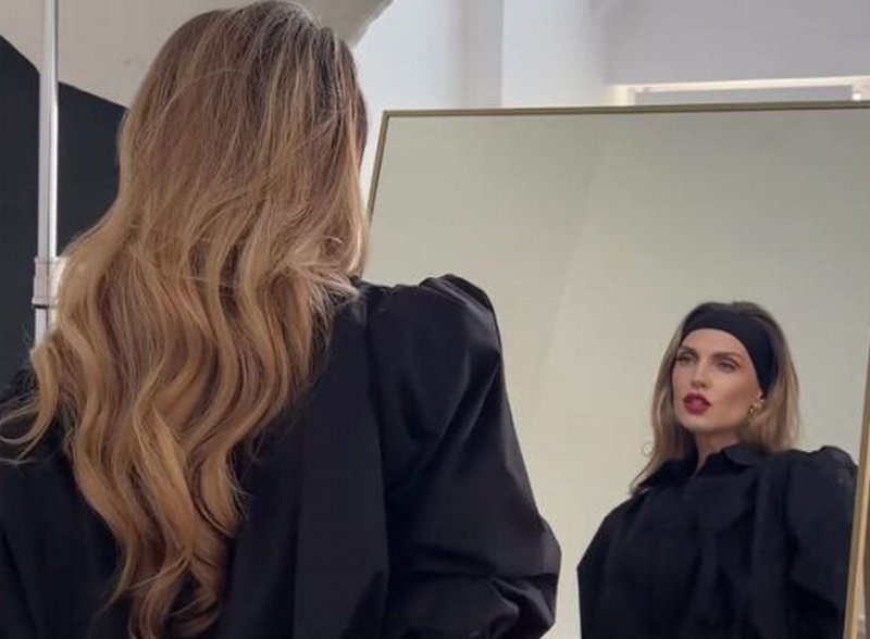    Экс-солистка группы «Фабрика» Саша Савельева в откровенном образе. Фото: Социальные сети певицы.