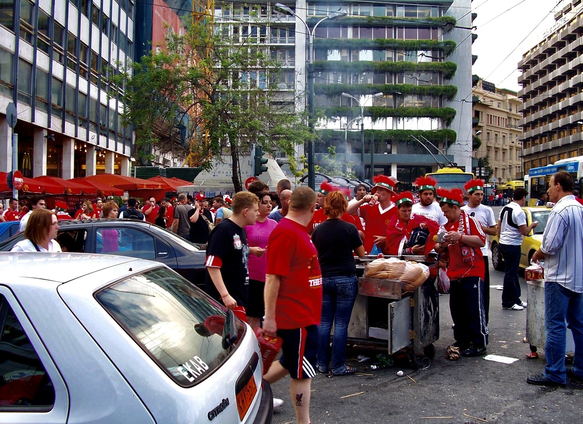 Фанаты ФК Ливерпуль в Афинах