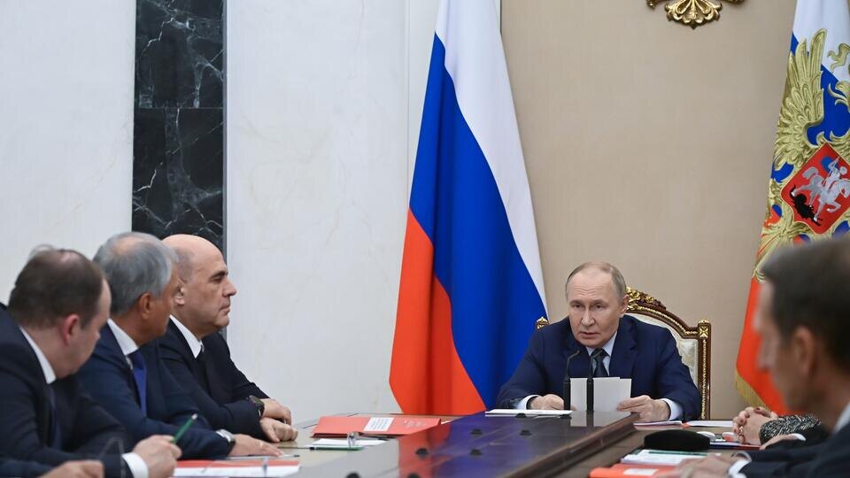     Путин: Запад подорвал основы для диалога между ядерными странами РИА Новости/Александр Казаков