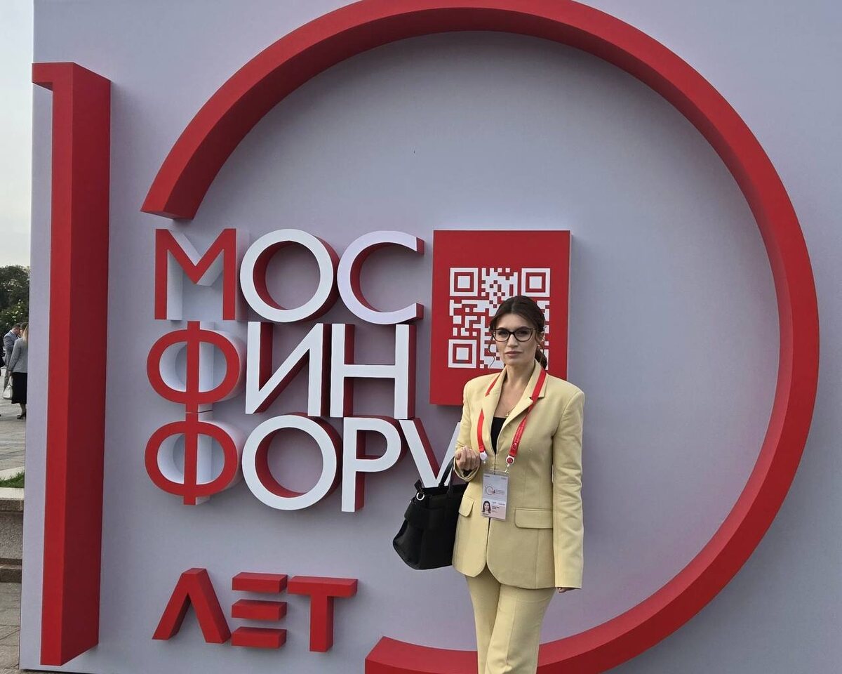 18 сентября в столице России, в просторном выставочном зале столицы, прошёл юбилейный X-й Московский финансовый форум, организованный  Министерством финансов России и Правительством Москвы. Форум собрал представителей федерального правительства, региональных властей, деловых кругов и общественности. 

Краснодарский край представила Юлия Алпатова, Председатель Кавказского местного отделения ККО "ОПОРА РОССИИ".

Форум открылся пленарной сессией, которую торжественно начал Председатель Правительства Российской Федерации Михаил Мишустин. 
Затем участники детально обсудили важнейшие экономические вопросы предстоящих годов, поднятые такими выдающимися деятелями, как 
Андрей Макаров,Председатель Комитета Думы Федерального Собрания Российской Федерации по бюджету и налогам ,
Эльвира Набиуллина,Председатель Центрального банка Российской Федерации,
Максим Орешкин, заместитель руководителя Администрации Президента Российской Федерации, 
Антон Силуанов, Министр финансов Российской Федерации и
мэр Москвы Сергей Собянин. 

Центральными аспектами стали такие ключевые темы, как производительность труда, концентрация активного населения в городах-миллионерах и поддержка инициативных профессионалов, готовых брать на себя ответственность и действовать продуктивно. Было подчёркнуто, что помощь государства должна направляться именно тем, кто стремится достигать результатов собственными усилиями. 

Также состоялись специализированные сессии, посвящённые актуальным вопросам регионального финансирования, инвестированию в развивающиеся рынки стран глобального юга, цифровой трансформации государственных закупок и автоматизации закупок "малого обьема". Одной из ярких стала сессия власти и бизнеса под названием "Налоговая культура и грамотность: настоящее и будущее социума". Модератором выступил известный предприниматель Михаил Гребенюк, который вместе с представителями власти вдохновили участников глубокими размышлениями о доверительных отношениях, законности и традициях как залоге успе