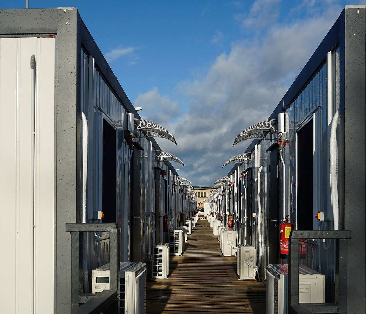 Containerized Housing Units (CHU) — быстроразвёртываемые жилые блоки на базе USAG Wiesbaden. Источник: U.S. Army / Public Domain (Wikimedia Commons). 