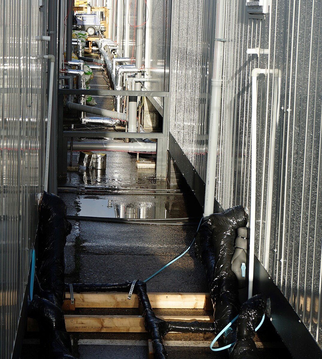 Двухсекционные жилые контейнеры с общим санузлом — типовая планировка полевых городков. Источник: U.S. Army / Public Domain (Wikimedia Commons)