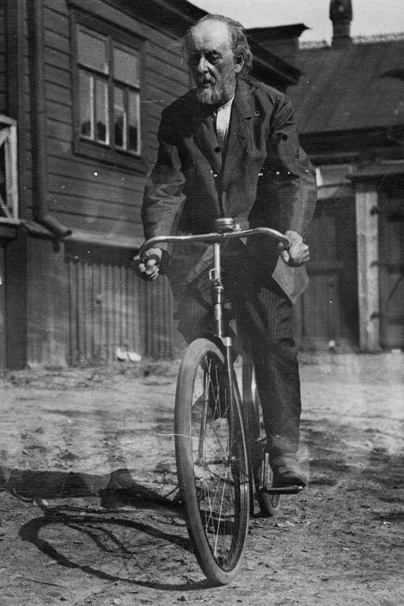    Циолковский на велосипеде, 1934 год