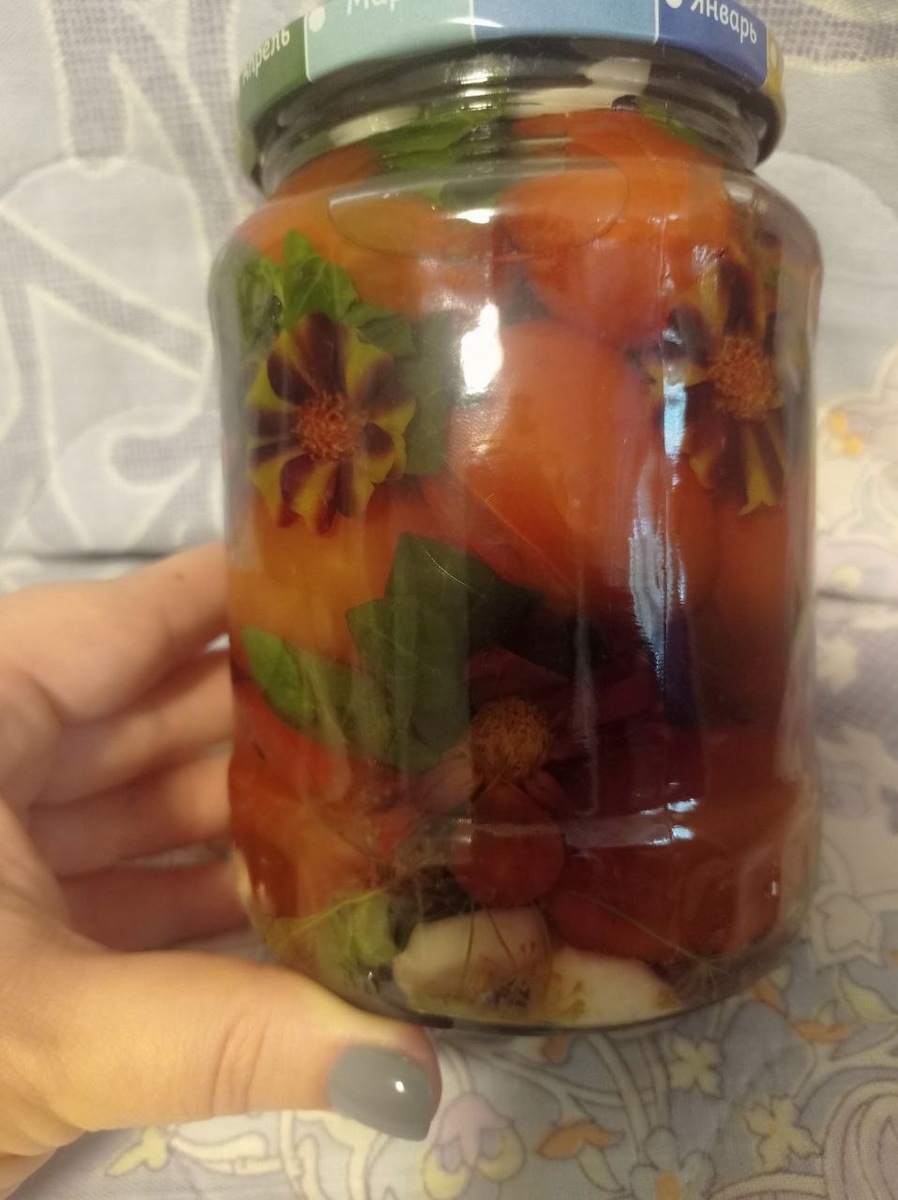 Наверху два клоуна, а вот снизу - бордовый цветок, совсем потерялся....