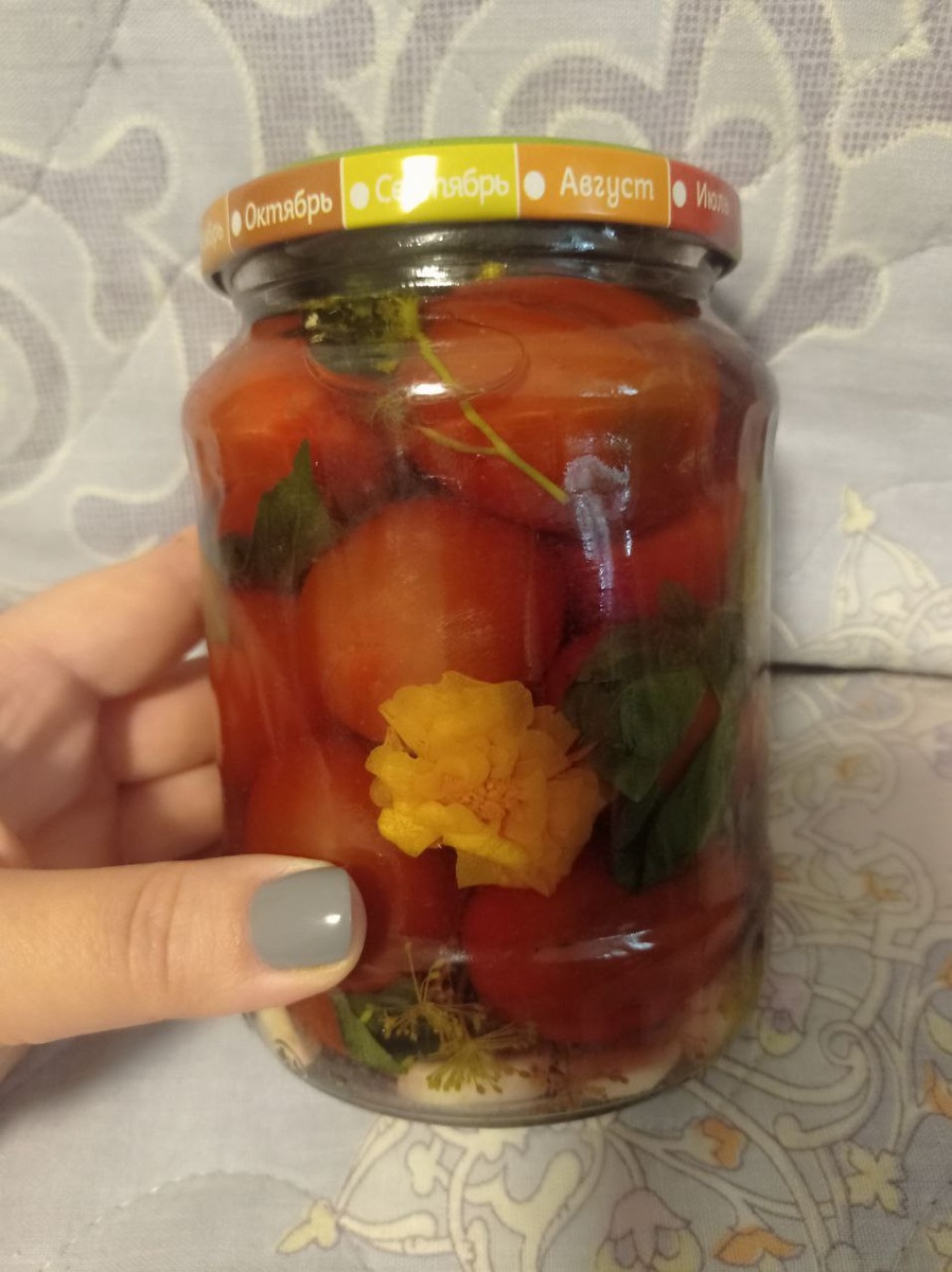 Рыжый цветок бархатца.