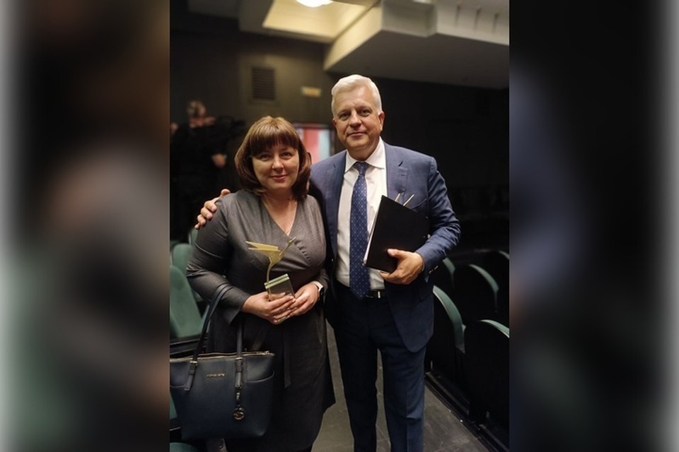    Директор областного краеведческого музея Татьяна Шандра получила премию имени Пускепалиса. Фото: тг-канал Владимира Сальдо