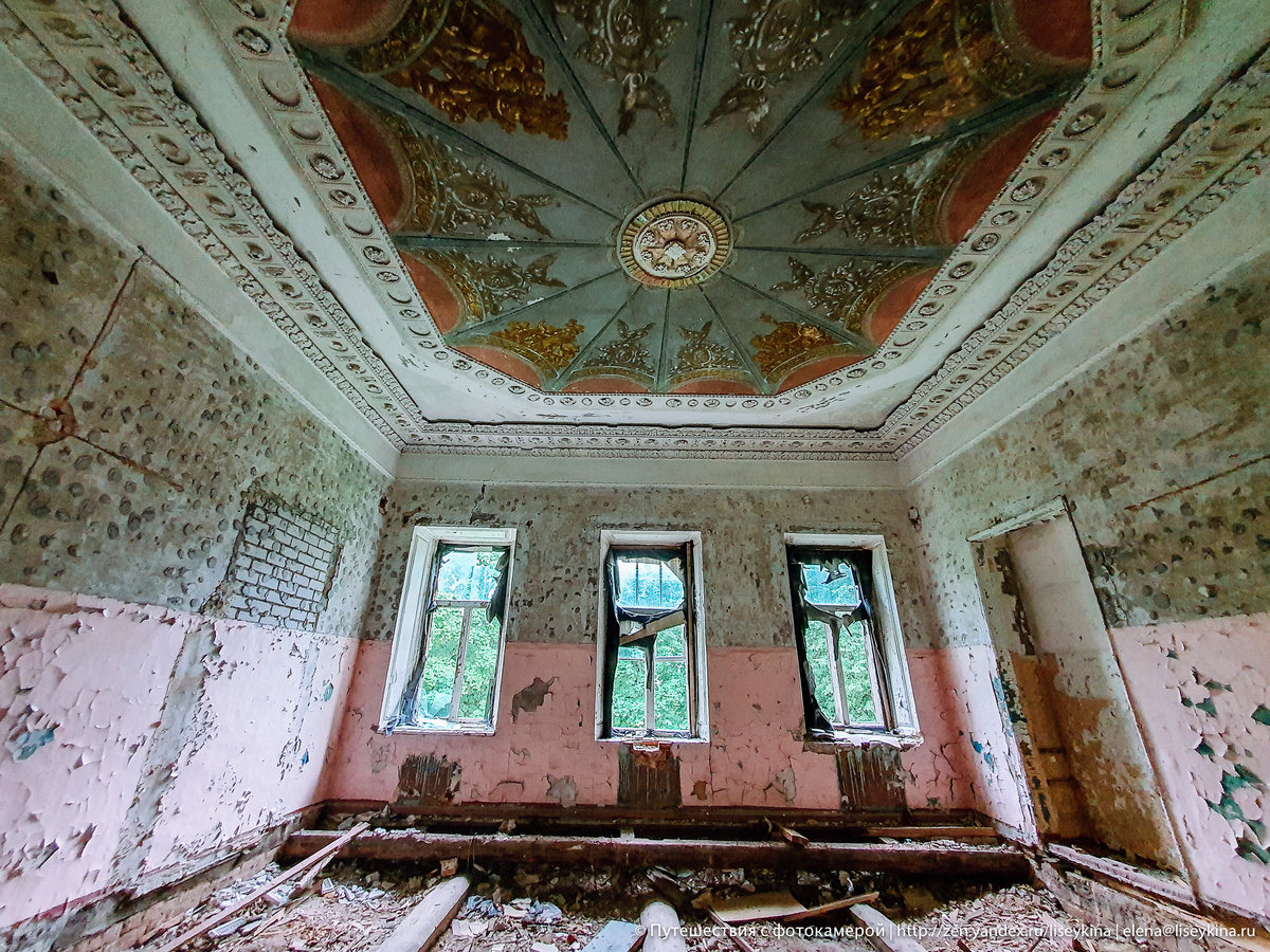 Одна из забытых усадеб в Ярославской области. 