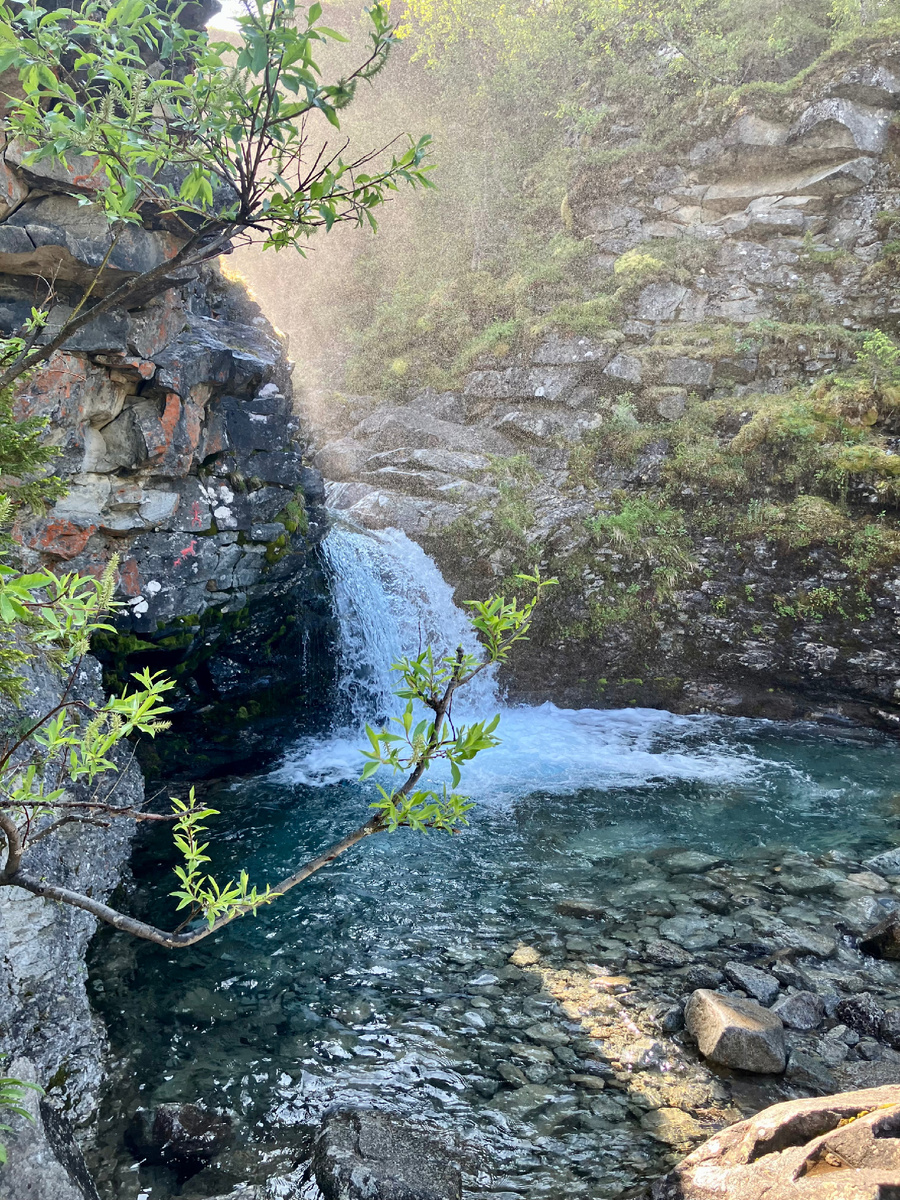 В самом низу маленький водопад)