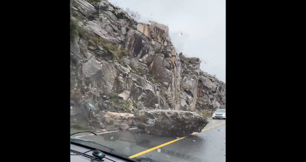На Алтае кусок скалы свалился на Чуйский тракт