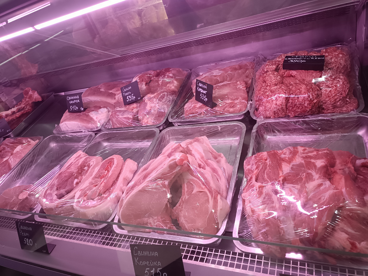 Свиная витрина. Свинина дороже, чем у нас, а говядина дешевле.