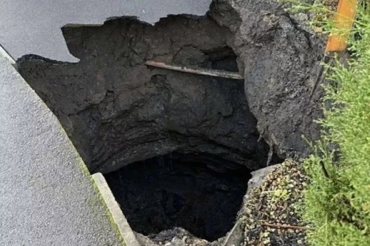    В Британии эвакуируют людей из-за внезапно появившейся воронки в земле