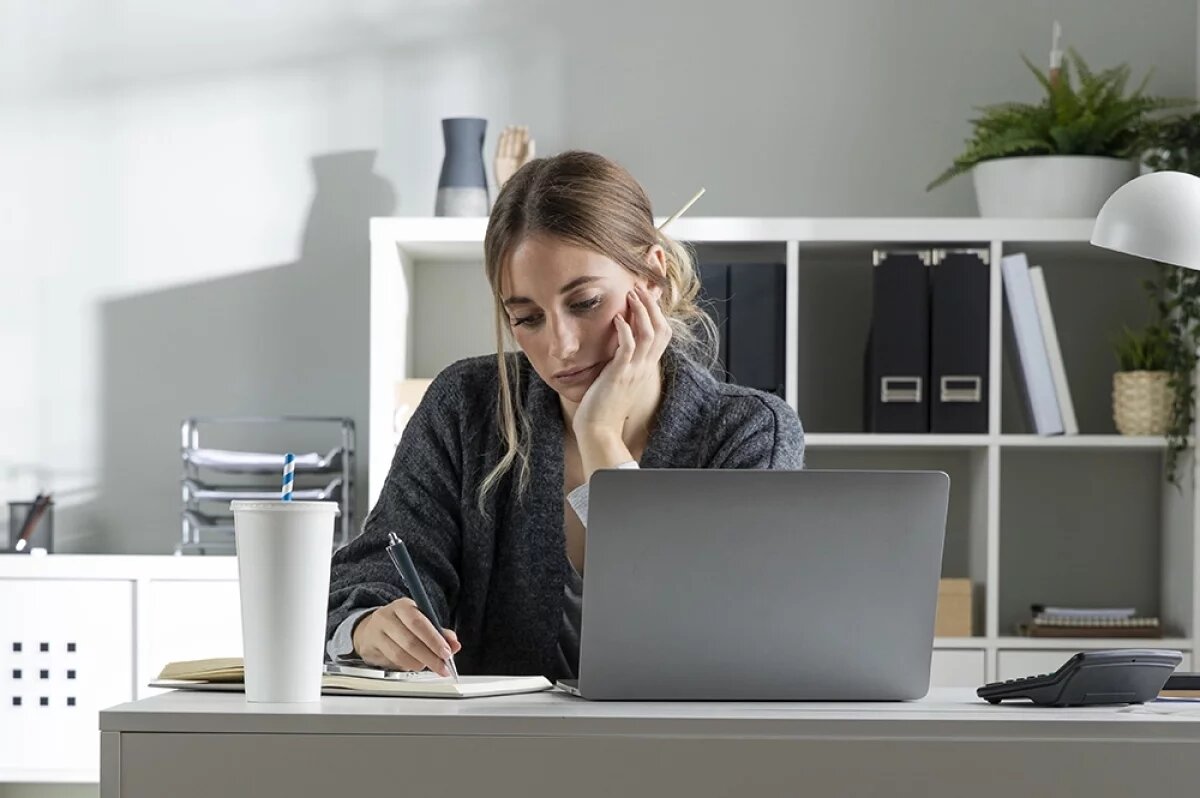    Не меньше трети россиян регулярно сталкиваются с переработками.