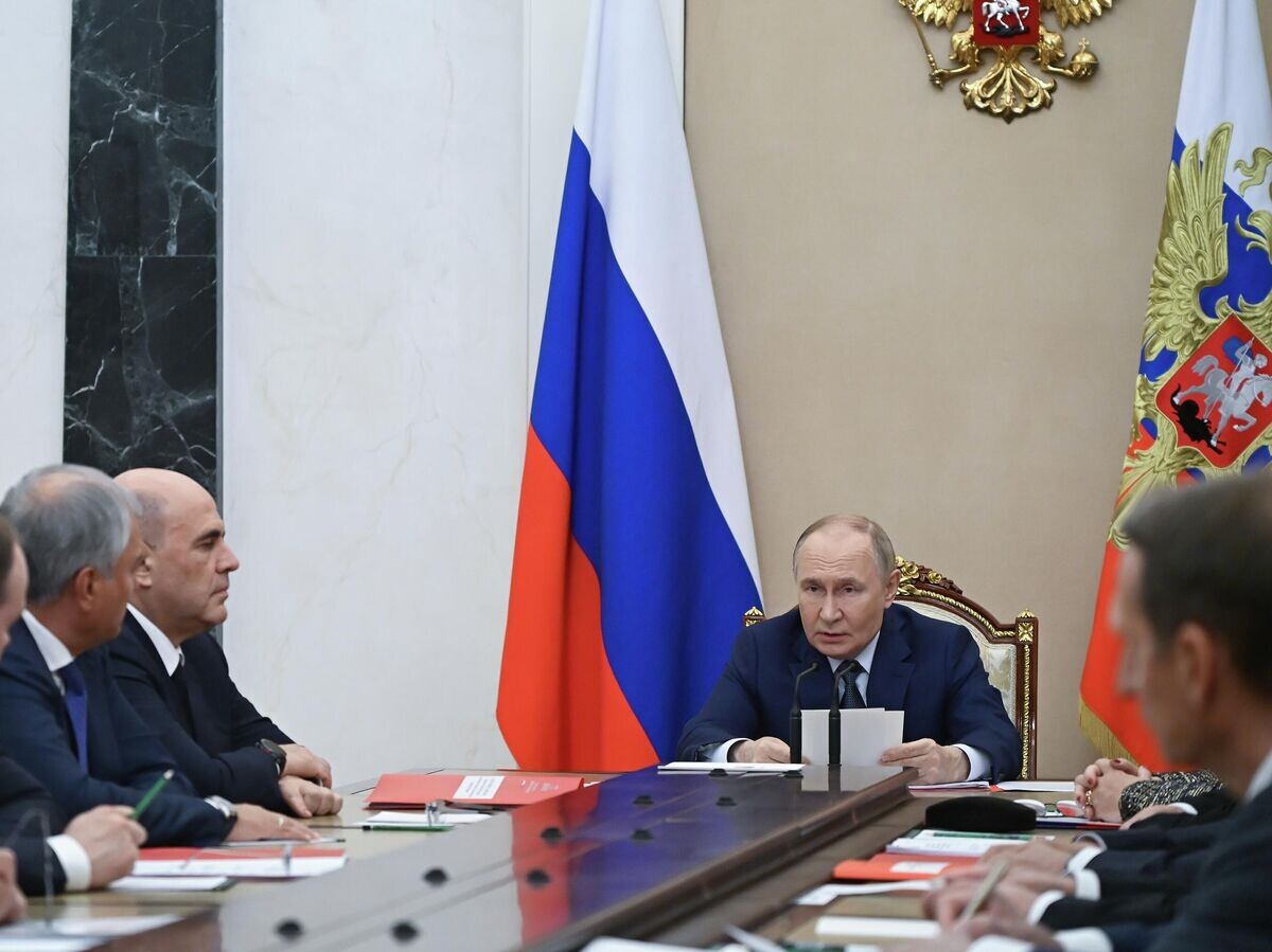    Президент РФ Владимир Путин проводит оперативное совещание с постоянными членами Совета Безопасности РФ© РИА Новости / POOL