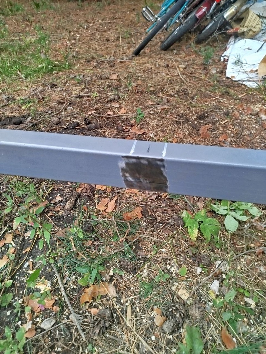 Зачищаем металл от краски в тех местах, где будем приваривать поперечины и ставить ворота