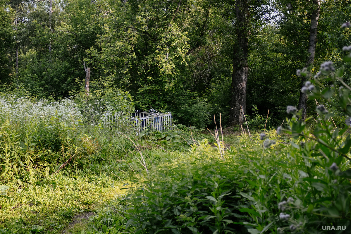 Еще одну свалку около кладбища заметили жители города. Фото: Никита Сабашников © URA.RU