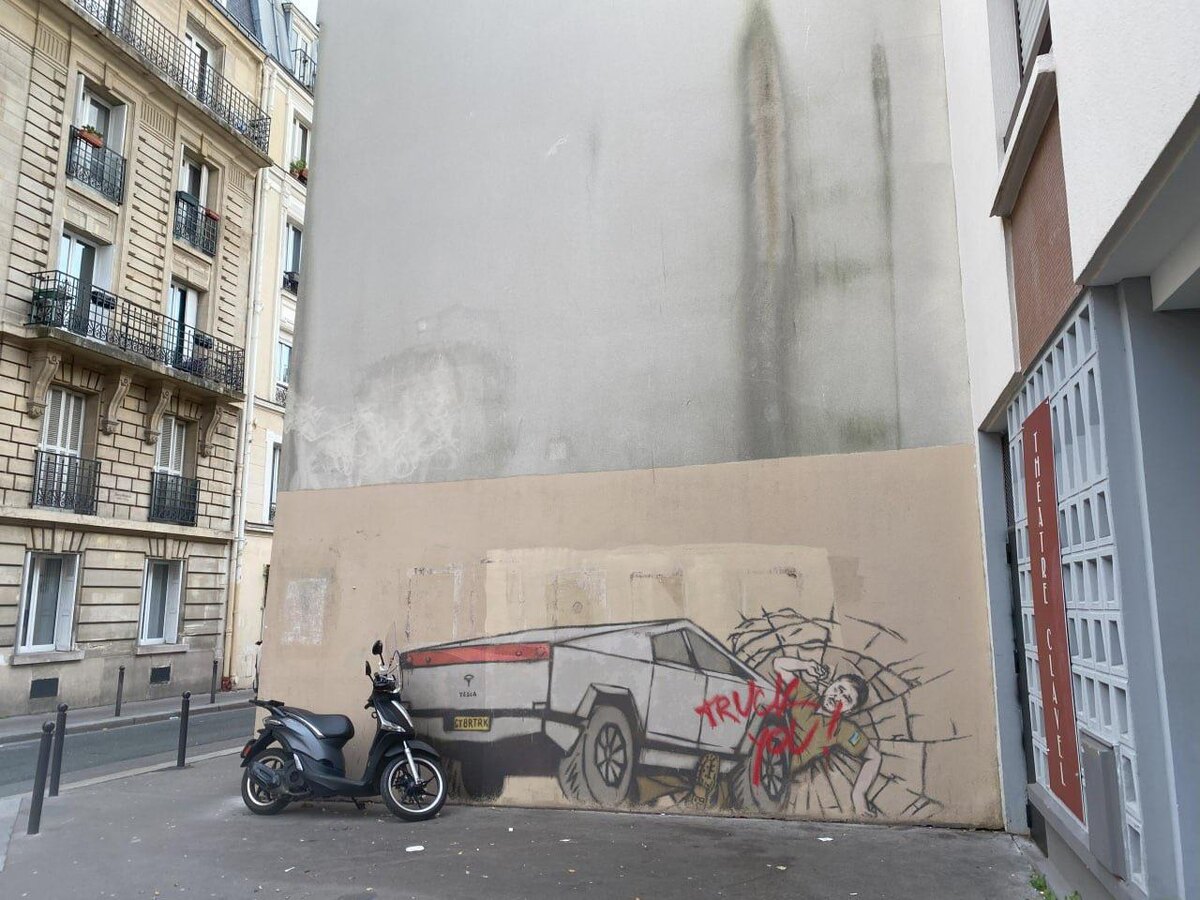 На граффити во Франции Кибертрак от компании Илона Маска сбивает Владимира Зеленского. Источник: сайт социальной сети-форума Reddit (https://www.reddit.com/r/pics/comments/18bqfw9/cybertruck_graffiti_in_france/)