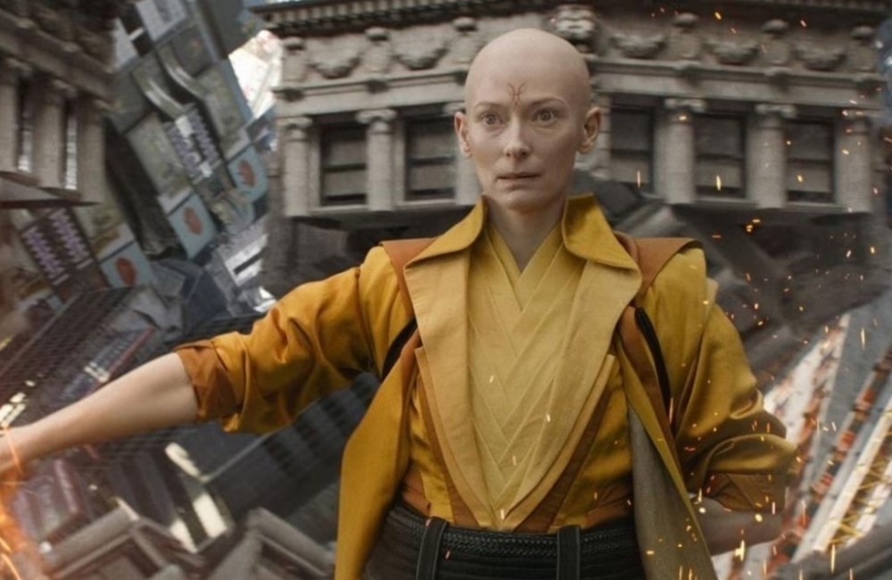    Тильда Суинтон, кадр из фильма «Доктор Стрэндж» (2016)