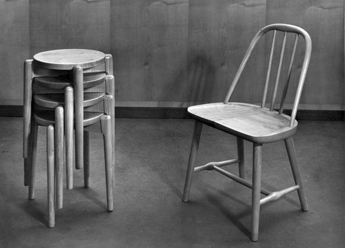 Юношеские табуретки Вагнера. By Unknown author - http://nyborgbibliotekbygningen.dk/g_interior.html, Public Domain, https://commons.wikimedia.org/w/index.php?curid=94615097