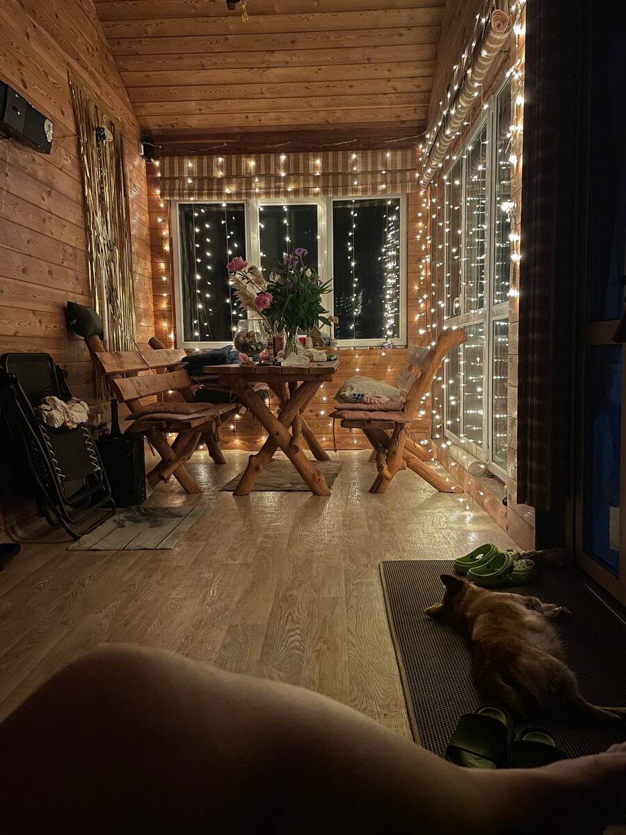 Это открытый юго-восток.Сменить герлянду на желтую,а окна закрыть шторами и беседа здесь приобретет более спокойный и уютный оттенок.