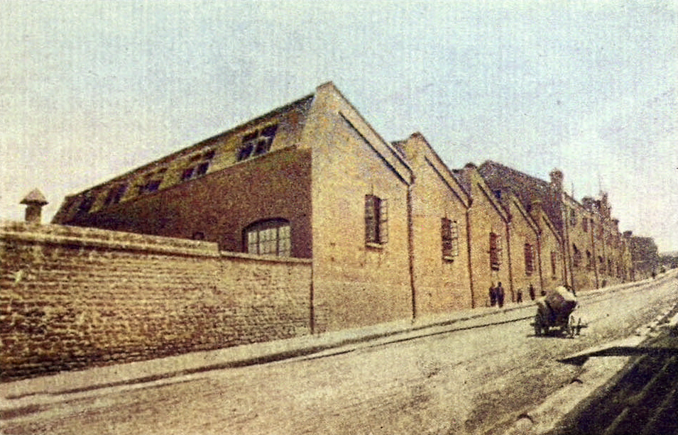 1922 год. Кислотный завод. На фотографии запечатлена Кислотная улица в Эрзеруме, поднимающаяся от Черногородской, дом 12. Слева – улица Кислотная, справа – улица Караева; вверху – поворот влево. На протяжении многих лет жители Эрзерума использовали эту улицу, чтобы добираться до школы, магазина "27", кинотеатра в ДК им. Шаумяна и других мест. Путь в школу и магазин пролегал вдоль железнодорожных путей и двух тупиков. В 1967 году был запущен автобусный маршрут №130, курсировавший между Эрзерумом и Азнефтью. В 1970-х годах этот маршрут был переименован в №20 и соединял Эрзерум с Шихово. Эта улица была знакома нескольким поколениям.