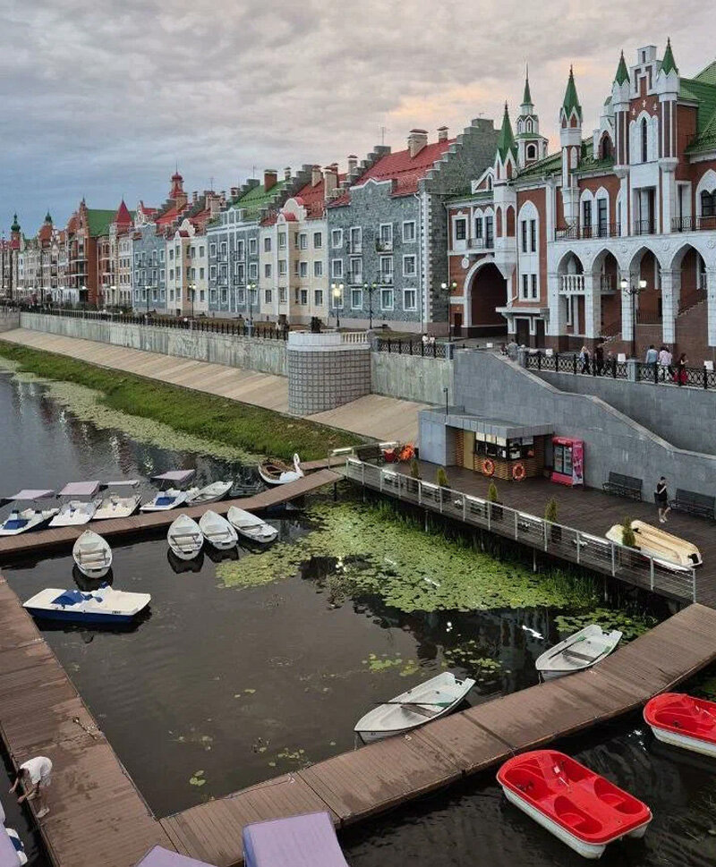 Вид на набережную Брюгге — плотная, типично европейская застройка