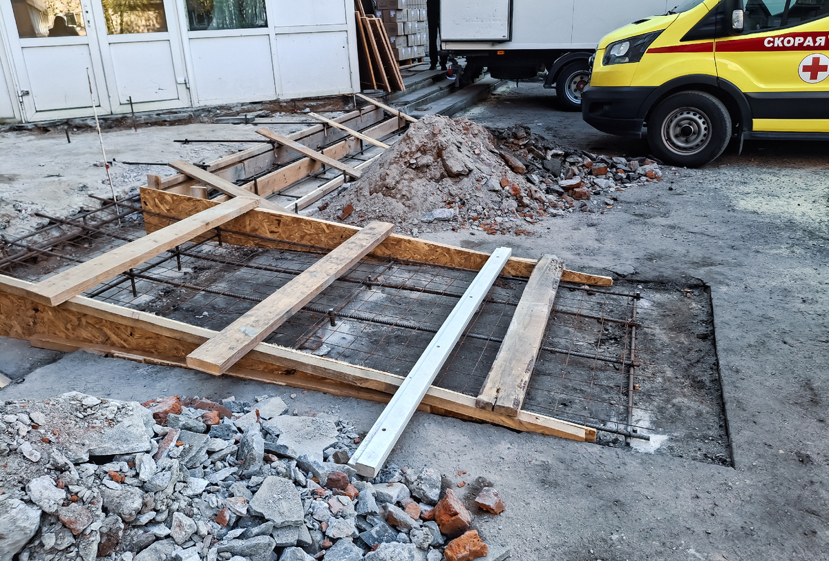 Вот ремонтируем крыльцо в детском отделении, старое совсем развалилось