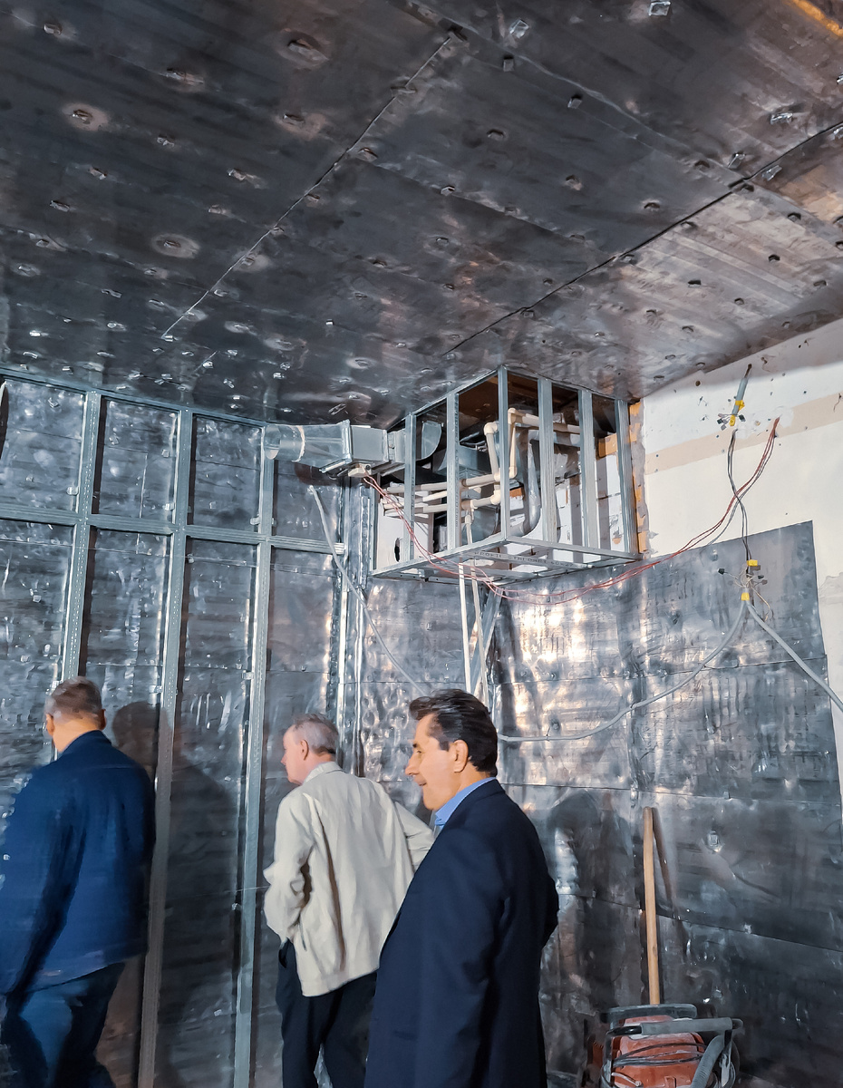 А это секреты помещения МРТ, вот так выглядит свинцовая защита на стенах, потолках и полу, от излучений, чтобы не облучились сотрудники и другие посетители больницы. Все это спрячется за красивыми стенами, белоснежным потолком и красивым блестящим полом. Вы и не задумываетесь, какой труд стоит за тем, чтобы сюда просто пришли люди и сделали свои снимки. Да вам и не надо, вы должны думать о здоровье😉