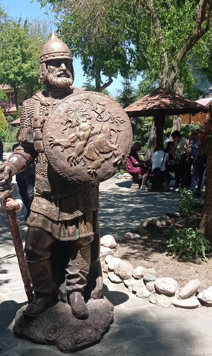 Фигура богатыря в парке "Лога"