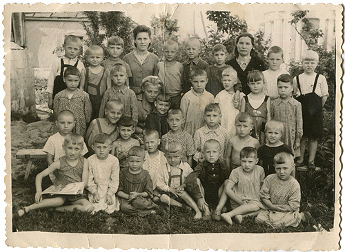 Выпускной в старшей группе венёвского детского сада, "1948 г. июль м-ц"
 Справа виднеется колокольня Воскресенского собора.
Фото из архива Надежды Николаевны Шишуриной, предположительно она 1-я слева во втором ряду снизу (стоят на коленях).