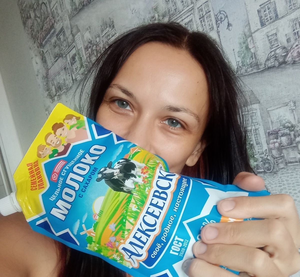 На фото счастливая обладательница сгущёнки за рубль и сама сгущёнка